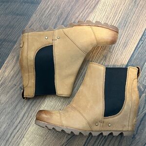 Sorel Classic Tan wedge Ankle Boots with Black Elastic